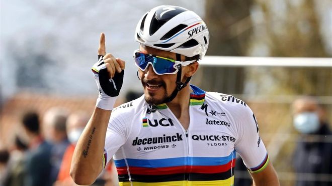 Alaphilippe celebra su triunfo Alaphilippe celebra su triunfo