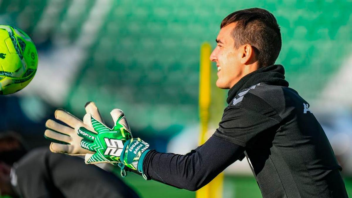 Édgar Badía durante una entrenamiento en el Martínez Valero con los guante de TwoFive Gloves