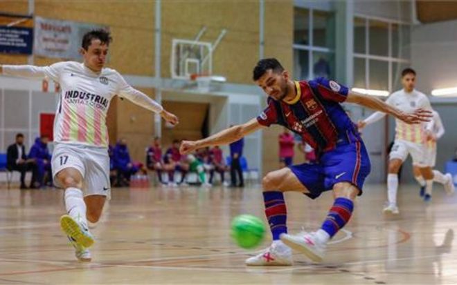 Esquerdinha remata ante un jugador del Industrias Santa Coloma Esquerdinha remata ante un jugador del Industrias Santa Coloma
