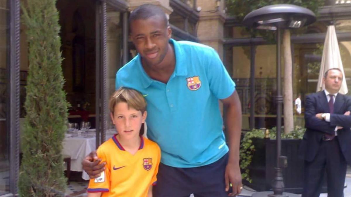 Un jovencito Juan Miranda con Yaya Touré en un desplazamiento del Barcelona a Sevilla