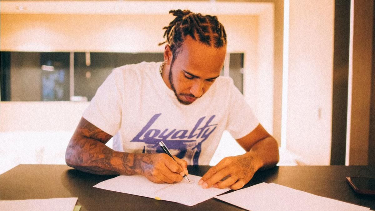Hamilton ha estampado su firma para seguir dos años más en Mercedes Hamilton ha estampado su firma para seguir dos años más en Mercedes