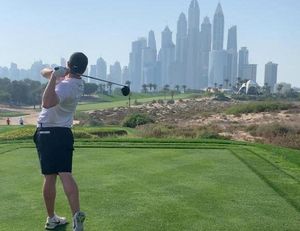 Edu Rousaud, practicando en el campo de Emirates, con el skyline de Dubai al fondo Edu Rousaud, practicando en el campo de Emirates, con el skyline de Dubai al fondo