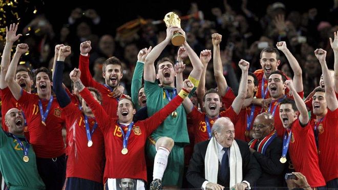 Los campeones del Mundo 2010 levantan el trofeo en Sudáfrica Los campeones del Mundo 2010 levantan el trofeo en Sudáfrica
