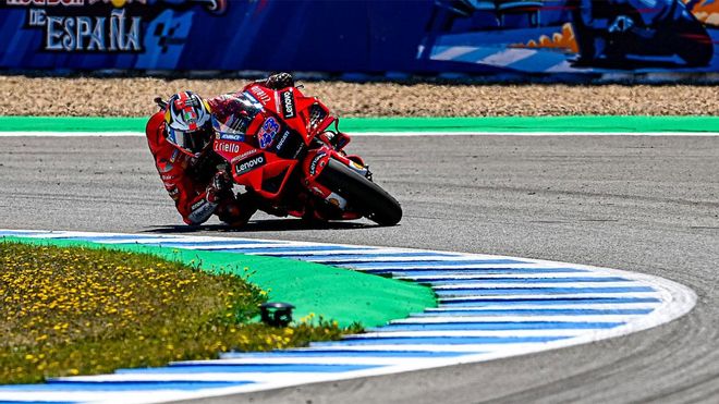 Jack Miller entrando en curva con la Ducati Jack Miller entrando en curva con la Ducati