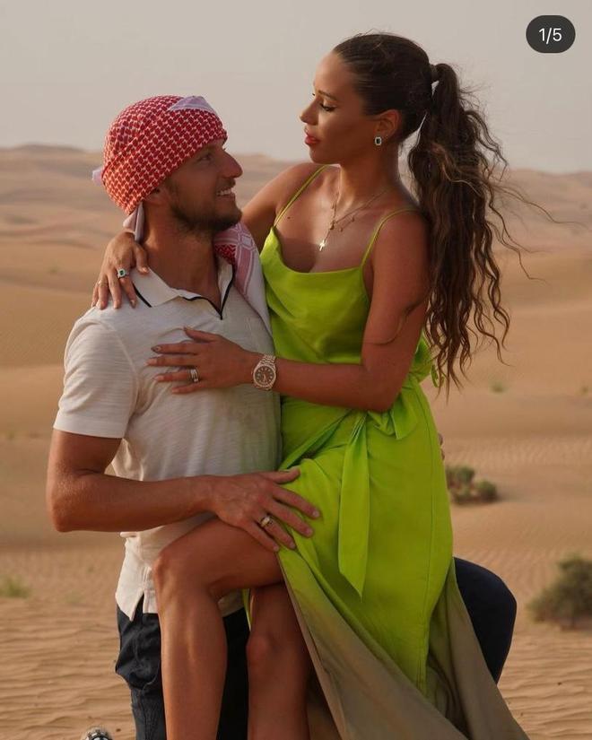 Rakitic y su pareja, Raquel Mauri, en el desierto de Dubai