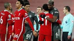 Futbolistas del Liverpool y United se saludan tras el encuentro Futbolistas del Liverpool y United se saludan tras el encuentro