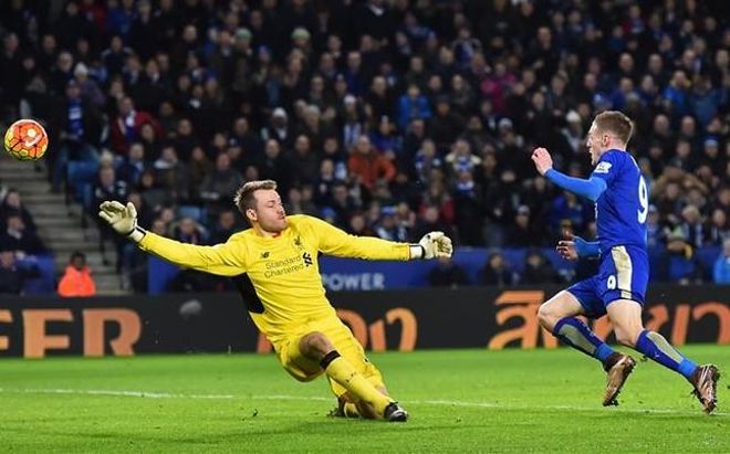 Vardy, en el momento de batir por segunda vez al meta del Liverpool, Mignolet Vardy, en el momento de batir por segunda vez al meta del Liverpool, Mignolet