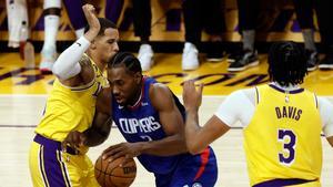 Kawhi Leonard contra los Lakers
