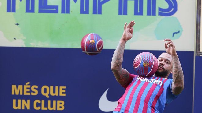 Memphis se atrevió con unos toques de balón y se lo pasó por el pecho y la espalda Memphis se atrevió con unos toques de balón y se lo pasó por el pecho y la espalda