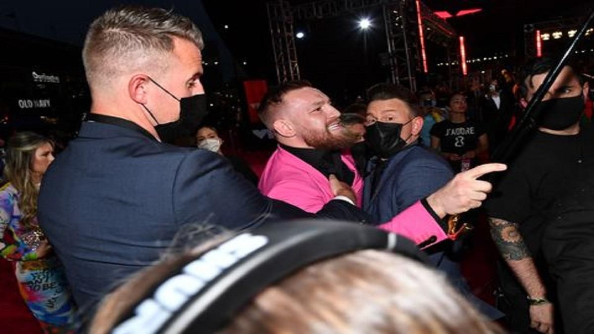 McGregor y Machine Gun Kelly protagonizan una pelea en la Alfombra Roja McGregor y Machine Gun Kelly protagonizan una pelea en la Alfombra Roja