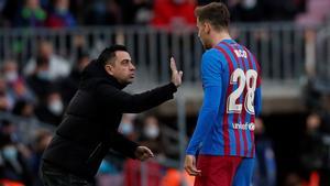 Xavi da instrucciones a Nico durante un partido del Barça