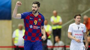 Raúl Entrerríos celebra un gol ante el Elverum noruego Raúl Entrerríos celebra un gol ante el Elverum noruego