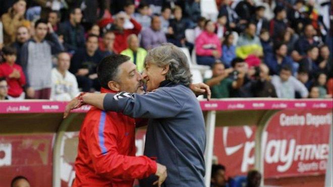 García Pimienta saluda al técnico del Albacete, Enrique Martín, antes del partido García Pimienta saluda al técnico del Albacete, Enrique Martín, antes del partido