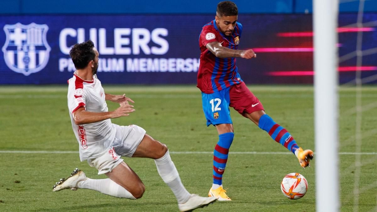 Matheus Pereira prueba un disparo ante el Algeciras Matheus Pereira prueba un disparo ante el Algeciras
