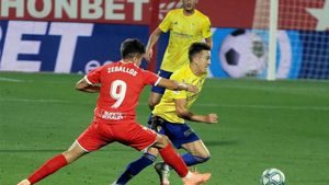 Zeballos, en un lance con el Girona de la temporada pasada Zeballos, en un lance con el Girona de la temporada pasada