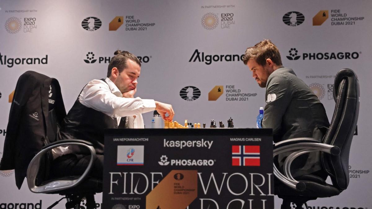 Carlsen (derecha) y Nepo (izquierda) durante la disputa de una partida