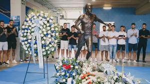 Ofrenda floral del RCD Espanyol a la estatua de Dani Jarque