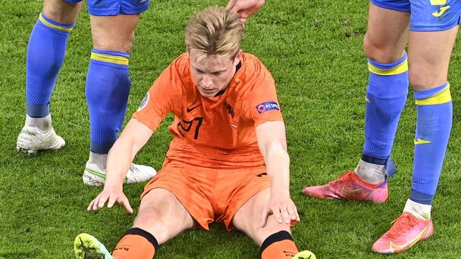De Jong acabó el partido con calambres De Jong acabó el partido con calambres