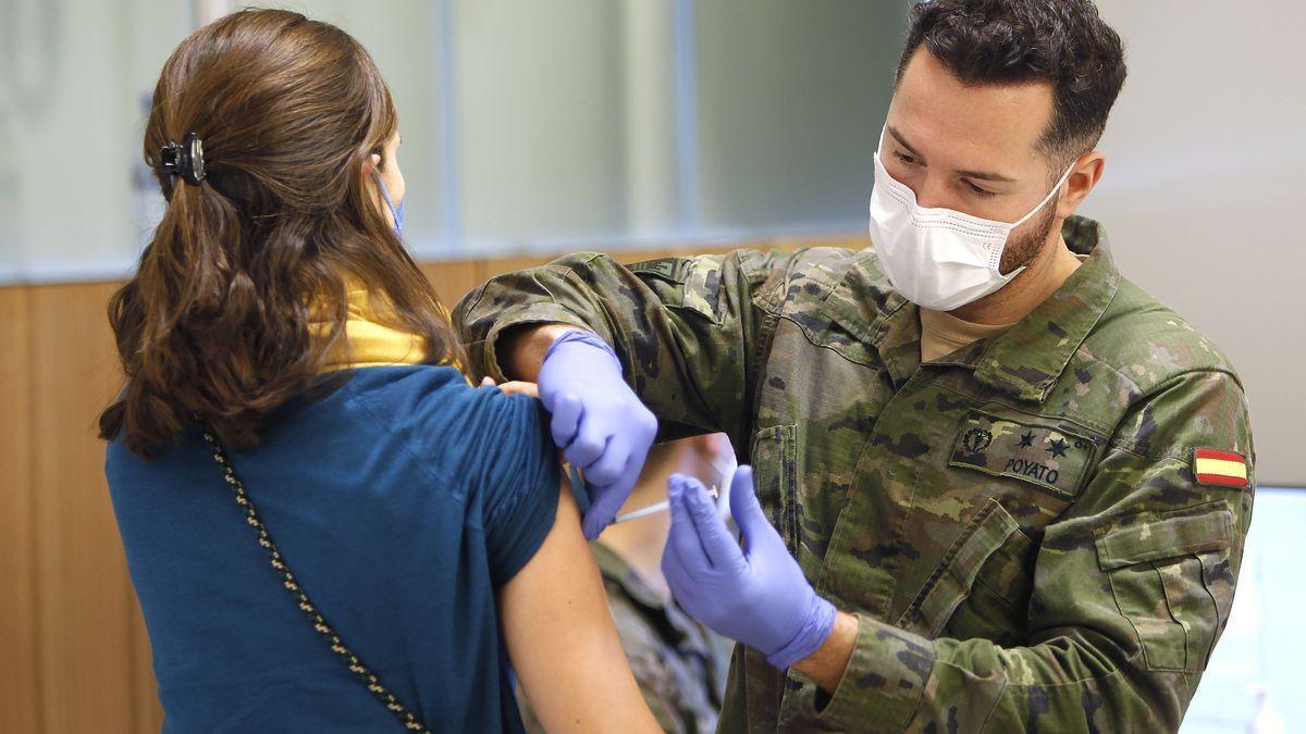 Un militar vacuna a una mujer en Palma.