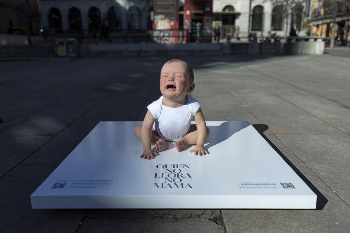 Escultura hiperrealista de un bebé situada en la plaza del Reina Sofía en el marco de la iniciativa Quien no llora, no mama de la organización Teta&teta para pedir una ley que proteja la lactancia en público.