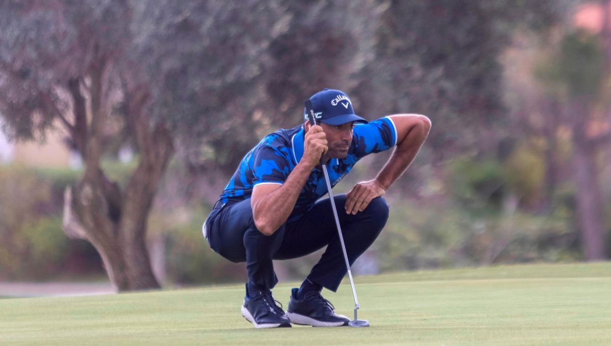 Álvaro Quirós estudia un putt en la tercera vuelta del Mallorca Golf Open Álvaro Quirós estudia un putt en la tercera vuelta del Mallorca Golf Open