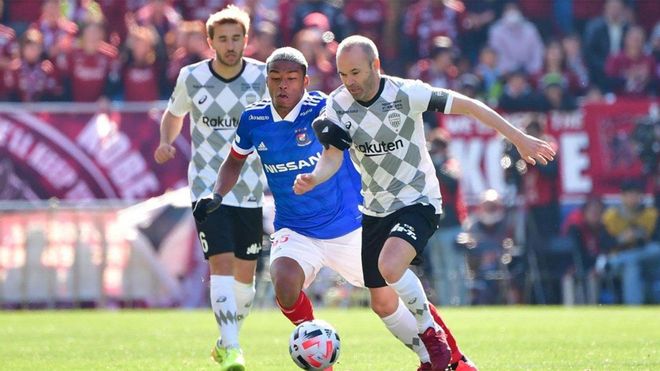 Andrés Iniesta y Sergi Samper durante la final de la Supercopa de Japón entre el Vissel Kobe y el Yokohama Marinos Andrés Iniesta y Sergi Samper durante la final de la Supercopa de Japón entre el Vissel Kobe y el Yokohama Marinos