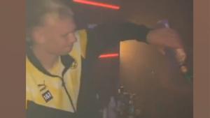Haaland bailó y sirvió copas durante su fiesta de despedida del Borussia