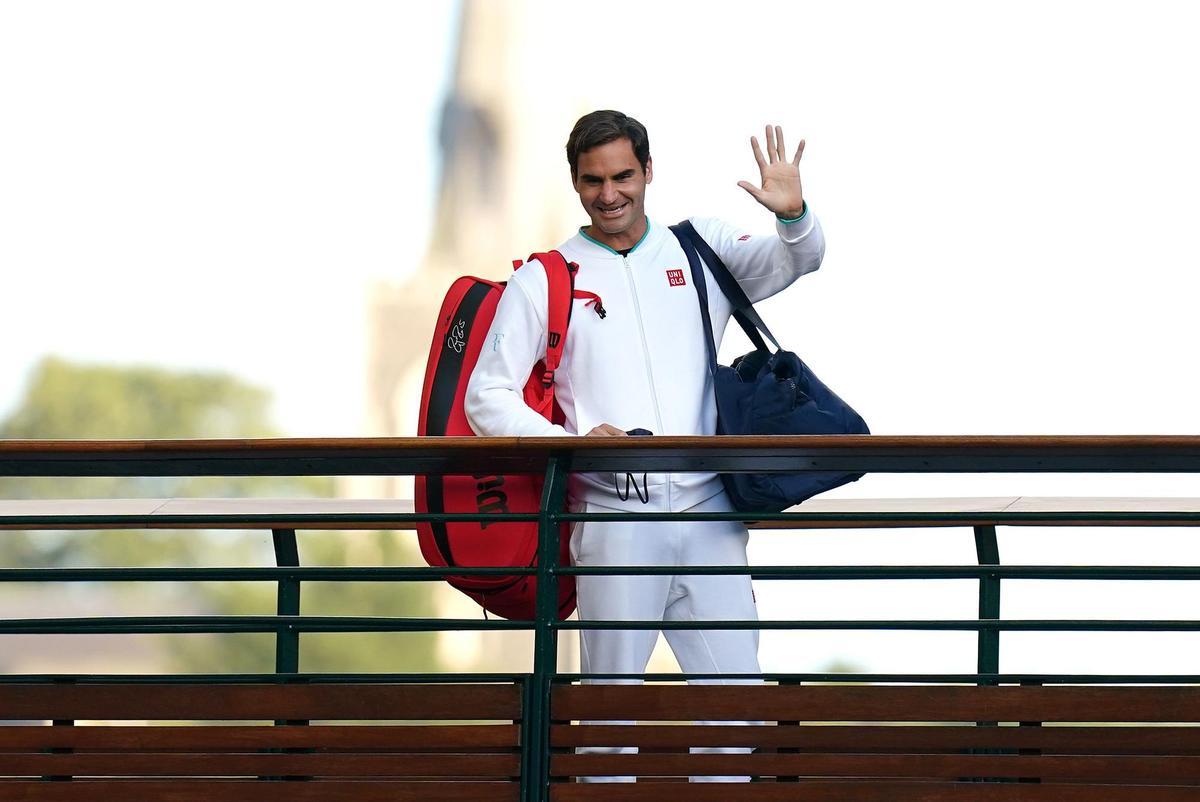 Archivo - Roger Federer saluda a los aficionados durante Wimbledon 2021