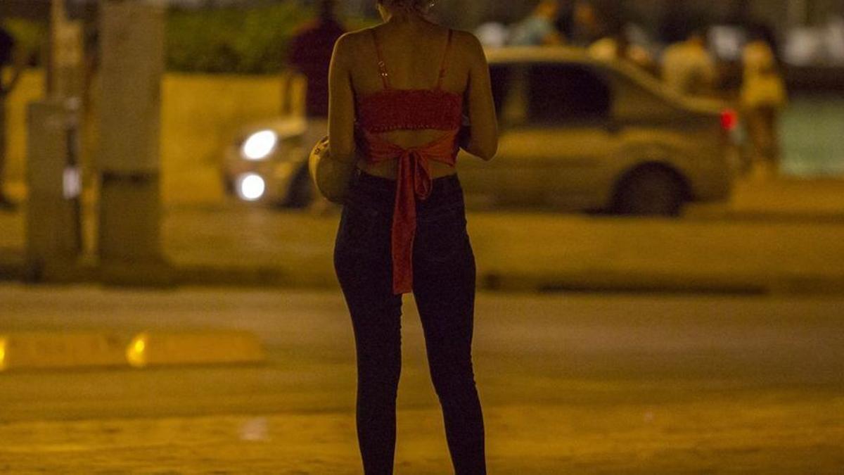 Imagen de archivo de una joven ejerciendo la prostitución.