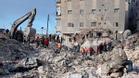 Los equipos de rescate internacionales ya salvan supervivientes en Turquía y Siria