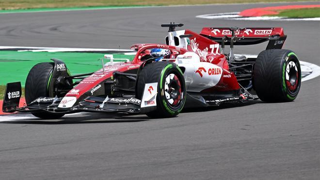 Bottas lidera una primera sesión pasada por agua en Silverstone
