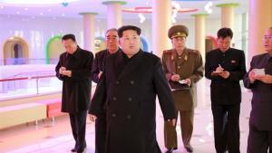 El líder de Corea del Norte, Kim Jong-un, acompañado de su séquito, en Piongyang.