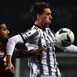 Dusan Vlahovic protege el balón frente a Ricardo Rodríguez durante el partido Torino - Juventus