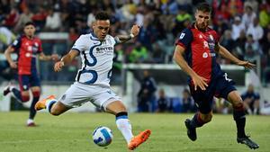 Lautaro Martínez dispara en una acción del partido frente al Cagliari