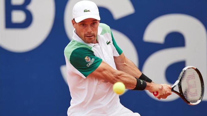 Roberto Bautista durante el partido de octavos de final del Open Banc Sabadell disputado este jueves ante el italiano Jannik Sinner Roberto Bautista durante el partido de octavos de final del Open Banc Sabadell disputado este jueves ante el italiano Jannik Sinner
