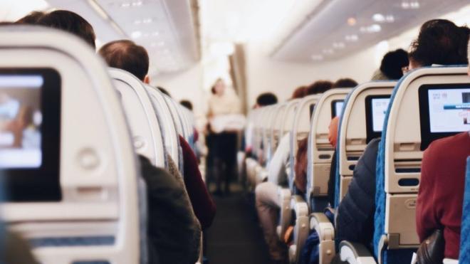 Dos pasajeros obligan a desviar un avión que iba a Canarias por «beber demasiado», fumar y orinar en los asientos