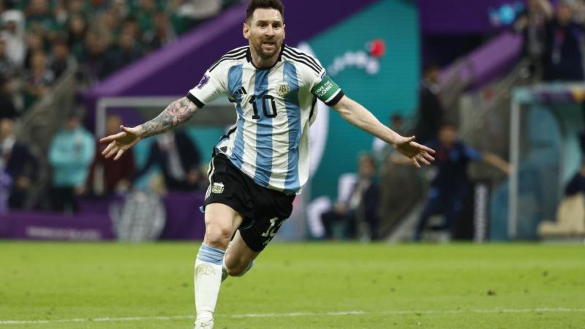 Lionel Messi de Argentina celebra un gol en un partido de la fase de grupos del Mundial de Fútbol Qatar 2022 entre Argentina y México en el estadio de Lusail (Qatar).