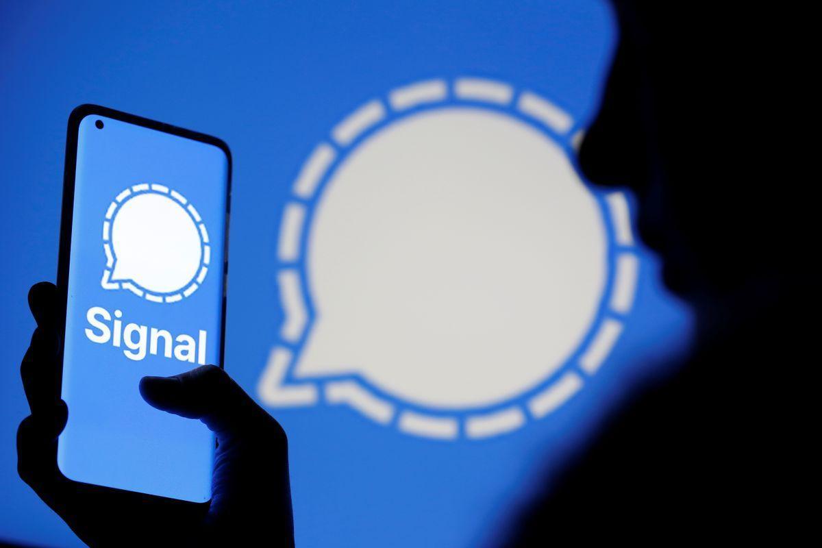 Un usuario utiliza la aplicación de mensajería Signal.