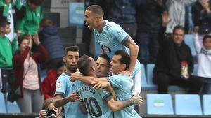 Los jugadores del Celta celebran el gol de Denis Suárez ante el Elche