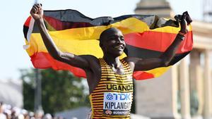 Victor Kiplangat, feliz con la bandera de Uganda