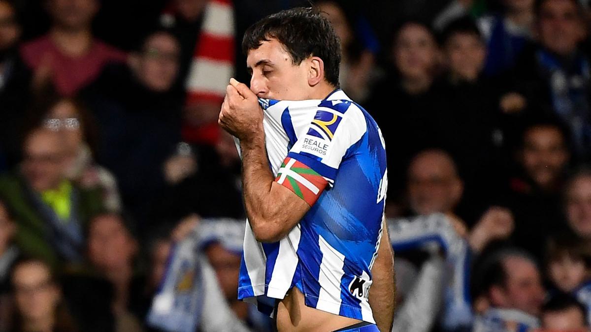 Mikel Oyarzabal firma la renovación con la Real Sociedad hasta 2028