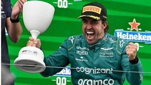 Alonso, eufórico en el podio en el GP de los Países Bajos