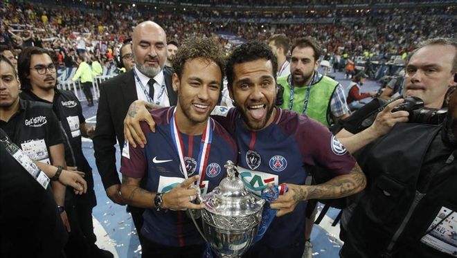 Neymar y Dani Alves juegan juntos en el PSG Neymar y Dani Alves juegan juntos en el PSG