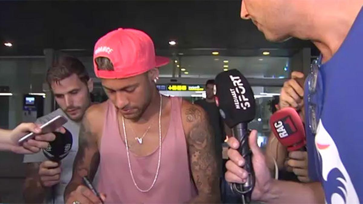 Neymar no dijo nada al ser preguntado sobre su futuro