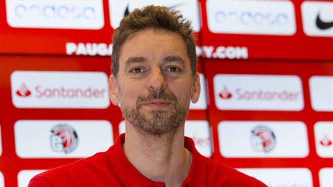 Pau Gasol felicitó al equipo de Scariolo Pau Gasol felicitó al equipo de Scariolo