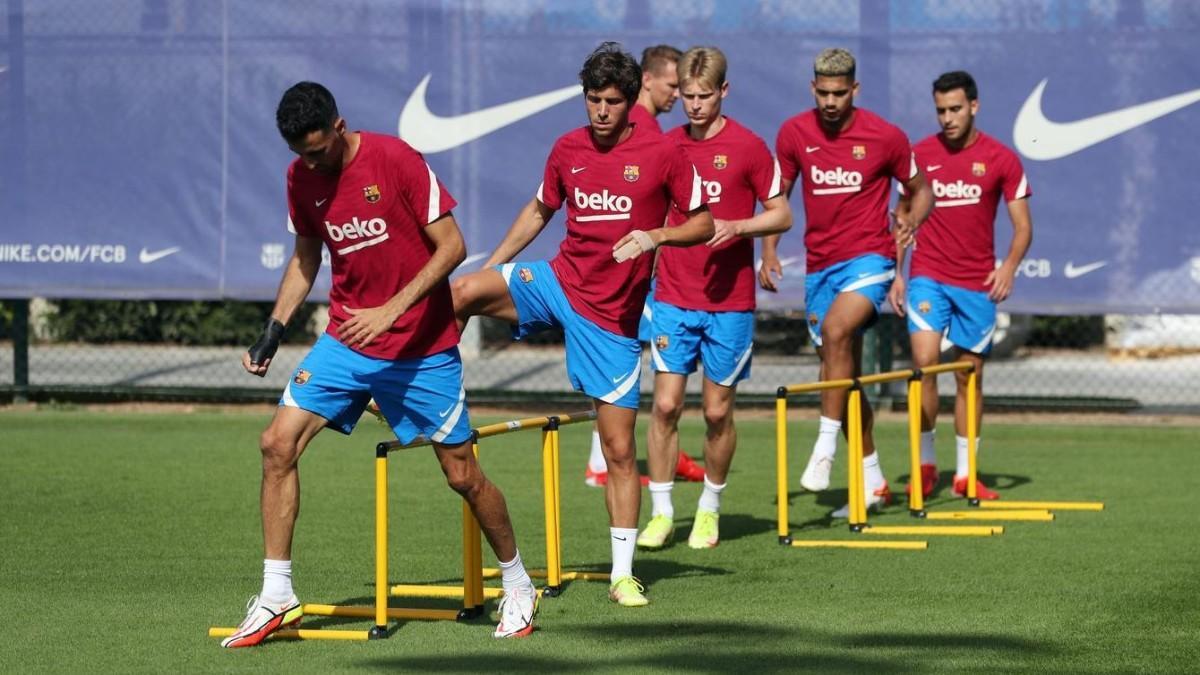 Seriedad y trabajo: el entrenamiento del Barça tras caer ante el Bayern