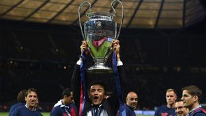 Luis Enrique levanta la Champions League en Berlín (2015) Luis Enrique levanta la Champions League en Berlín (2015)