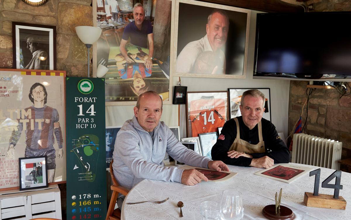 Los hermanos Joan i Robert Font, en el Cruyff corner del restaurante LEstanyol, en Golf Montanyà
