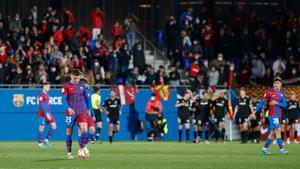 Jutglà y Abde muestran su decepción en el segundo gol de un Nàstic que lo celebró junto a su afición