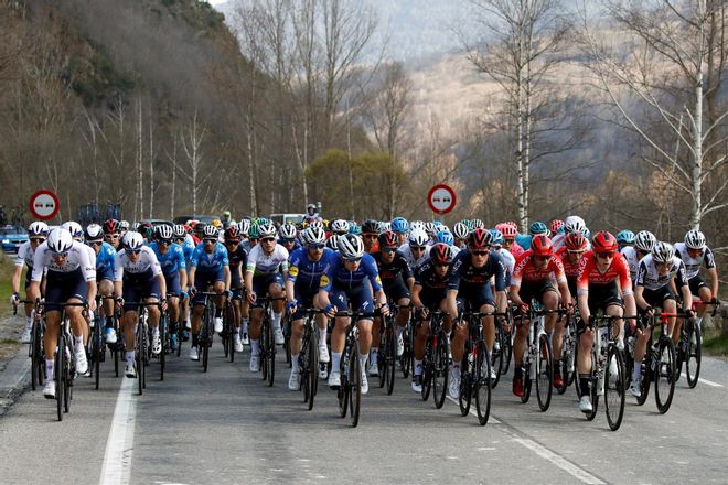 La UCI suaviza la norma de expulsión por tirar bidones en la cuneta La UCI suaviza la norma de expulsión por tirar bidones en la cuneta